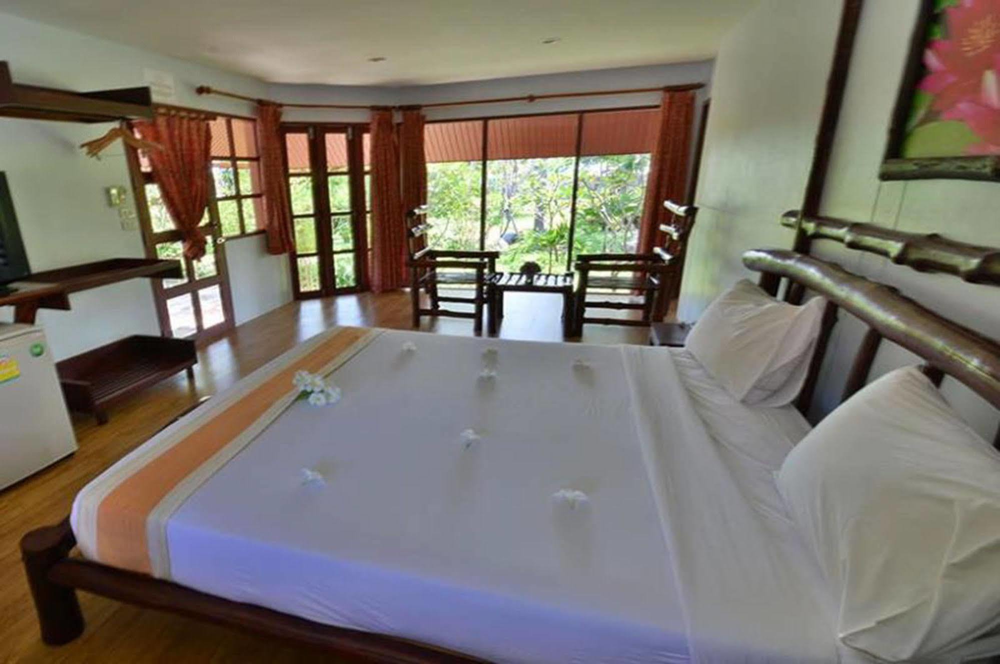 Alongkot Beach Resort Khanom Extérieur photo