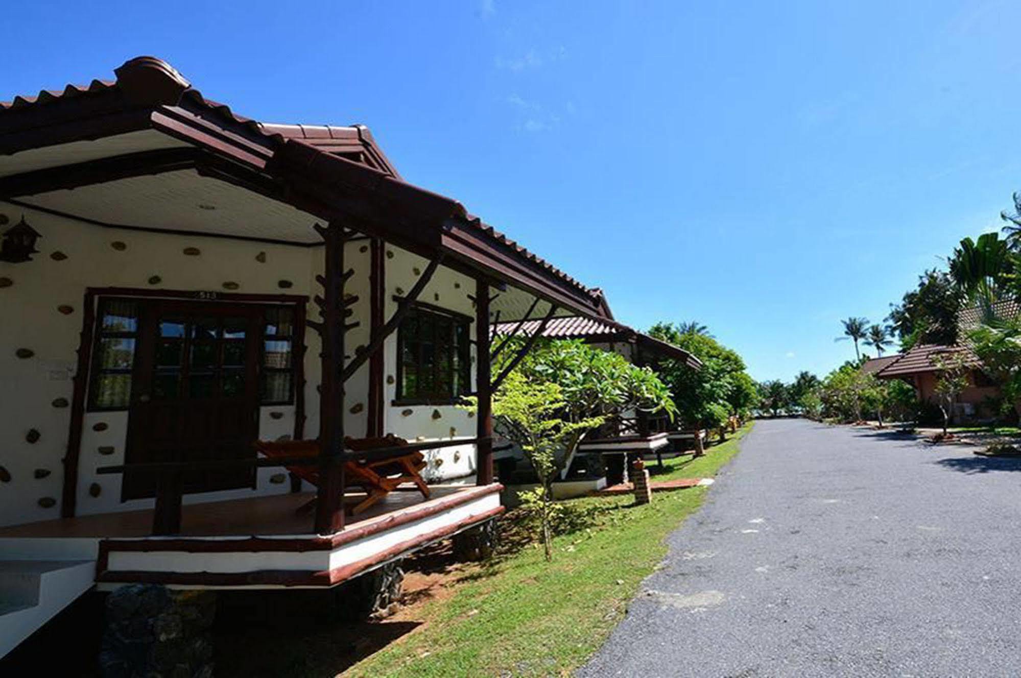 Alongkot Beach Resort Khanom Extérieur photo